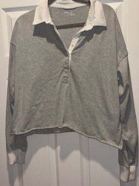 Aerie Cropped Grey Rugby-Style Pullover with White Collar